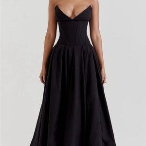 House of CB Lady
Dress in Black - Medium - Larger Cup Size